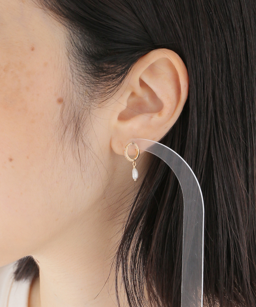 journal standard L'essage（ジャーナルスタンダードレサージュ）の「【NOUVEL AMOUR/ヌーベルアムール】MINI HOOPS PEARL(PAIR)：ピアス（両耳用）（ピアス（両耳用）・レディース・ゴールド・FREE）」の2枚目の写真