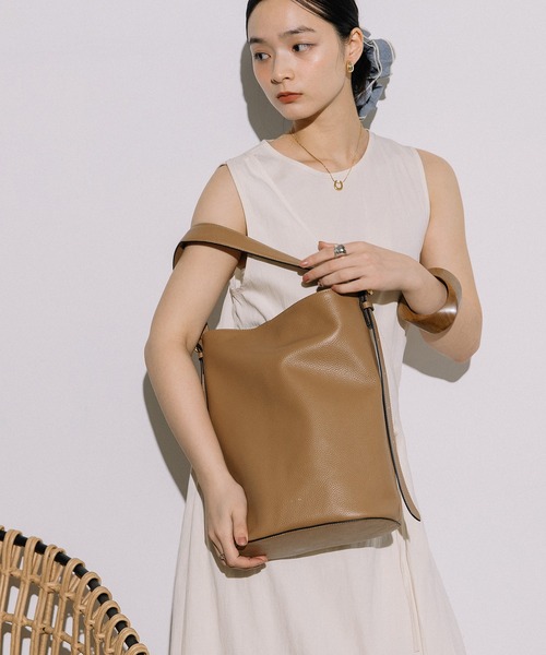 Beau're（ヴュレ）の「BEAURE Design Buckle Bucket ショルダー Bag（ショルダーバッグ・レディース・ブラウン/ブラック/ベージュ/アイボリー・FREE）」の4枚目の写真