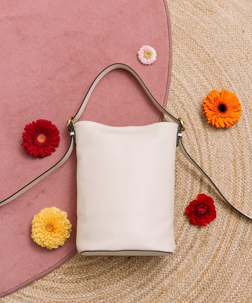 Beau're（ヴュレ）の「BEAURE Design Buckle Bucket ショルダー Bag（ショルダーバッグ・レディース・ブラウン/ブラック/ベージュ/アイボリー・FREE）」の2枚目の写真