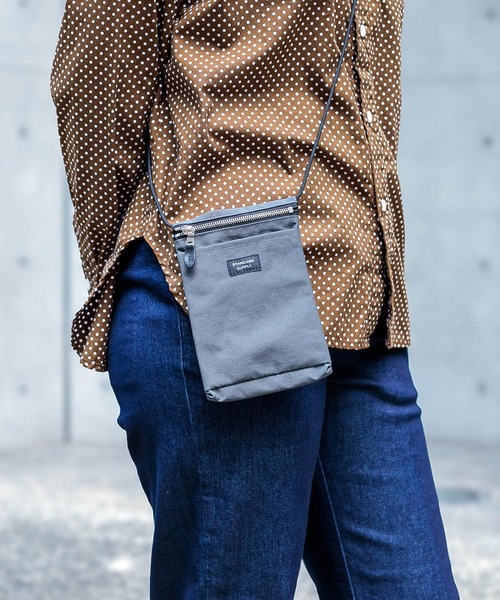 STANDARD SUPPLY（スタンダードサプライ）の「[ STANDARD SUPPLY ] SIMPLICITY SLING PURSE M / スリングパースM（ショルダーバッグ・レディース・ネイビー/グレー/ブルー/チャコールアッシュ/ブラック/サンドベージュ・M）」の4枚目の写真