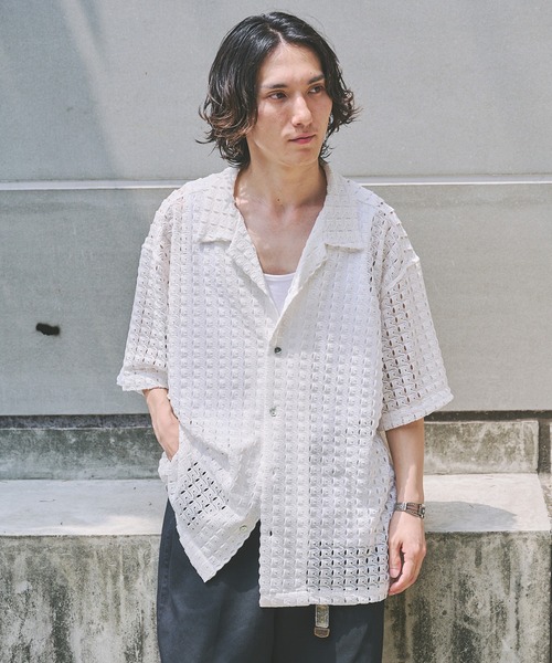 JOURNAL STANDARD(ジャーナルスタンダード)の「アブストラクト レース 半袖 シャツ(シャツ/ブラウス・メンズ・ブラック/ホワイト/ホワイト系その他/ベージュ/ネイビー・MEDIUM/LARGE)」の2枚目の写真