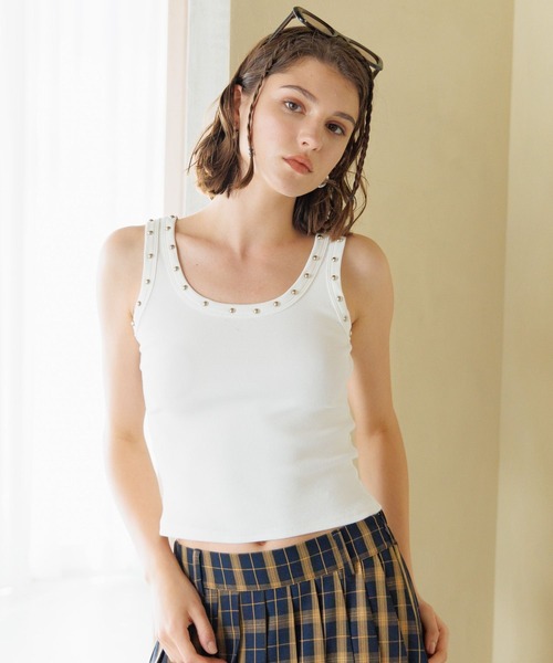 FOREVER 21（フォーエバー トゥエンティーワン）の「【2025SS】スタッズタンク（タンクトップ・レディース・ブラウン/オフホワイト/ブラック・FREE）」の2枚目の写真