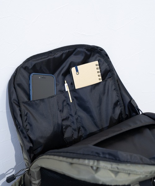 Dickies（ディッキーズ）の「【Dickies】DK PADDED MP BACKPACK / ディッキーズ マルチポケット シャイニー バックパック 25L（バックパック/リュック・メンズ・ブラック/アイボリー/カーキ/チャコールグレー・FREE）」の15枚目の写真