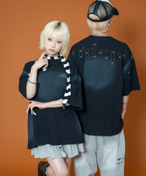 LTR DEPTH（レイターデプス）の「LTR DEPTH/バックスタッズグラフィックT（Tシャツ/カットソー・メンズ・パープル/ベージュ/ブラック・MEDIUM/LARGE）」の2枚目の写真