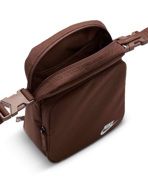 NIKE(ナイキ)の「ナイキ ヘリテージ クロスボディバッグ (4L) / Nike Heritage Crossbody Bag (4L) DB0456-265 Fauna Brown(ボディバッグ/ウエストポーチ・メンズ・ブラウン系その他2・ONE SIZE)」の7枚目の写真