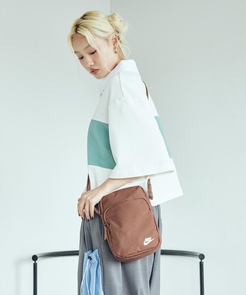 NIKE(ナイキ)の「ナイキ ヘリテージ クロスボディバッグ (4L) / Nike Heritage Crossbody Bag (4L) DB0456-265 Fauna Brown(ボディバッグ/ウエストポーチ・メンズ・ブラウン系その他2・ONE SIZE)」の1枚目の写真