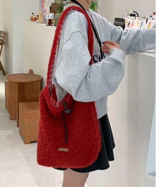SHEPP(シープ)の「フリースギンガムワンショルトート バッグリバーシブル/A4サイズ対応(トートバッグ・レディース・グレー/レッド/ブラウン/グリーン・F)」の1枚目の写真