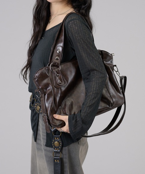 apres jour mignon（アプレジュールミニョン）の「【apresjour mignon×ARIAZ】2wayスタッズスクエアバッグ（ハンドバッグ・レディース・ブラック/ダークブラウン・ONESIZE）」の8枚目の写真