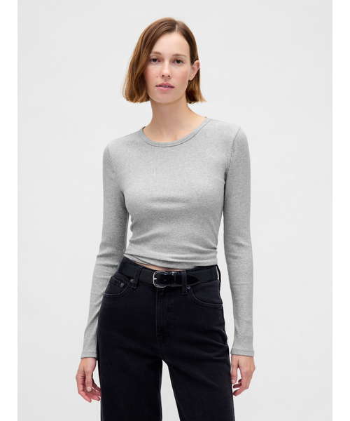 GAP(ギャップ)の「モダンリブ クロップド クルーネックtシャツ(長袖)(Tシャツ/カットソー・レディース・ピンク/ワイン/ネイビー/ブラック/ライトブルー/グレー/グリーン/ホワイト・M/XS/XXS/S/XL/L)」の3枚目の写真