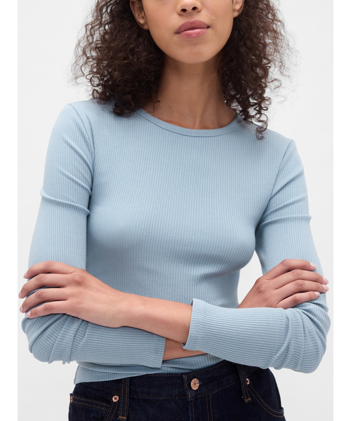 GAP(ギャップ)の「モダンリブ クロップド クルーネックtシャツ(長袖)(Tシャツ/カットソー・レディース・ピンク/ワイン/ネイビー/ブラック/ライトブルー/グレー/グリーン/ホワイト・M/XS/XXS/S/XL/L)」の5枚目の写真