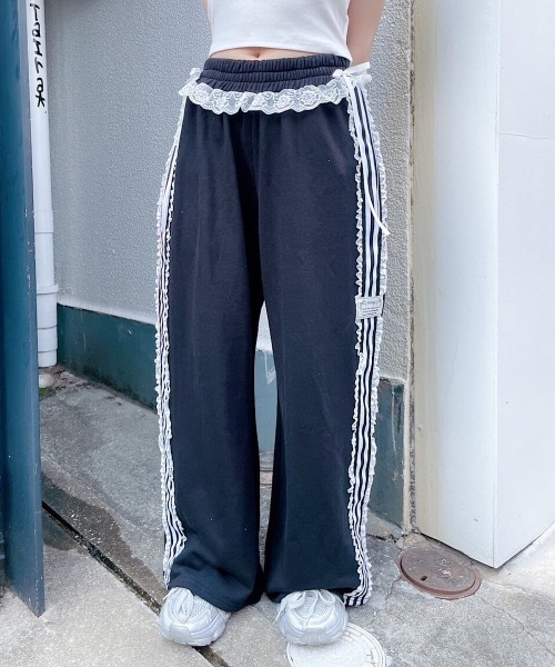 lilLilly(リルリリー)の「レースジャージリボンスウェットパンツ(スウェットパンツ・レディース・ブラック/ホワイト・FREE)」の2枚目の写真