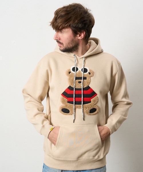 STUD MUFFIN（スタッドマフィン）の「STUD MUFFIN/スタッドマフィン/裏毛起毛 カートべアボアパッチワーク& ロゴプリント プルパーカー（パーカー・メンズ・ブラック/ベージュ/グレー・2/3/4）」の3枚目の写真