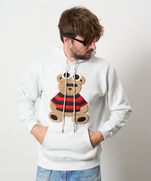 STUD MUFFIN（スタッドマフィン）の「STUD MUFFIN/スタッドマフィン/裏毛起毛 カートべアボアパッチワーク& ロゴプリント プルパーカー（パーカー・メンズ・ブラック/ベージュ/グレー・2/3/4）」の2枚目の写真