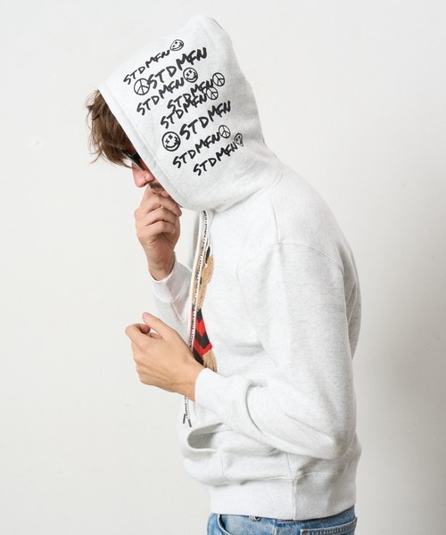 STUD MUFFIN（スタッドマフィン）の「STUD MUFFIN/スタッドマフィン/裏毛起毛 カートべアボアパッチワーク& ロゴプリント プルパーカー（パーカー・メンズ・ブラック/ベージュ/グレー・2/3/4）」の15枚目の写真