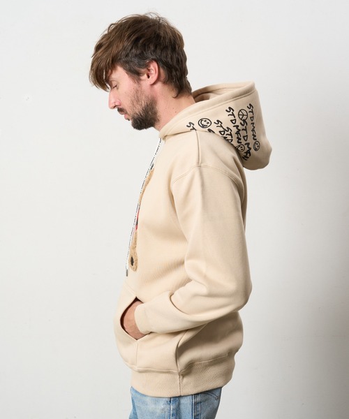 STUD MUFFIN（スタッドマフィン）の「STUD MUFFIN/スタッドマフィン/裏毛起毛 カートべアボアパッチワーク& ロゴプリント プルパーカー（パーカー・メンズ・ブラック/ベージュ/グレー・2/3/4）」の20枚目の写真