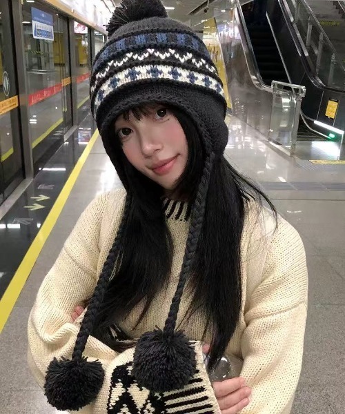 AsRiRe（アスリレイ）の「25aw ノルディック柄　ポンポンニットイヤーキャップ（ニットキャップ/ビーニー・レディース・ブラック/ホワイト/ブラウン・M）」の2枚目の写真