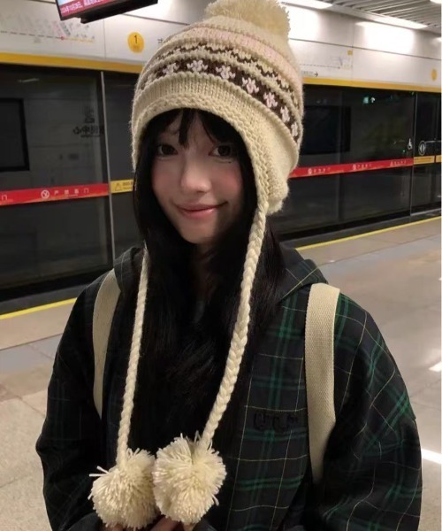 AsRiRe（アスリレイ）の「25aw ノルディック柄　ポンポンニットイヤーキャップ（ニットキャップ/ビーニー・レディース・ブラック/ホワイト/ブラウン・M）」の4枚目の写真