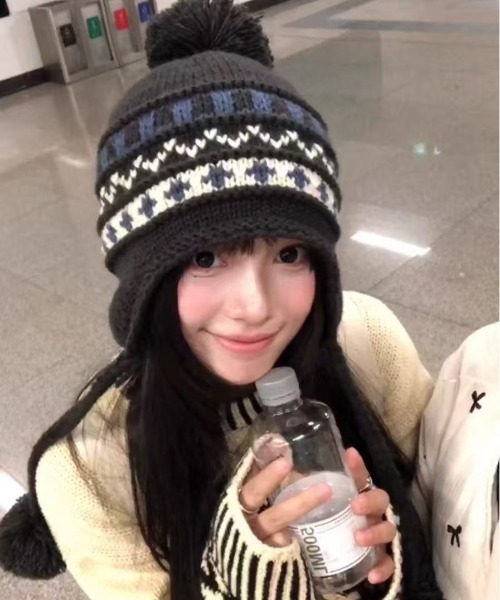 AsRiRe（アスリレイ）の「25aw ノルディック柄　ポンポンニットイヤーキャップ（ニットキャップ/ビーニー・レディース・ブラック/ホワイト/ブラウン・M）」の5枚目の写真