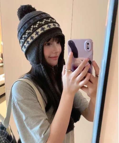 AsRiRe（アスリレイ）の「25aw ノルディック柄　ポンポンニットイヤーキャップ（ニットキャップ/ビーニー・レディース・ブラック/ホワイト/ブラウン・M）」の6枚目の写真