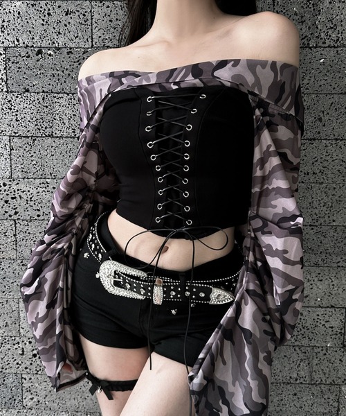 VEILA(ヴェイラ)の「カモフラージュスリーブレースアップトップス(Tシャツ/カットソー・レディース・ブラック/グレー・フリー)」の1枚目の写真