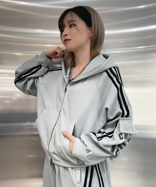 .KOM(ドットコム)の「A'GEM/9 × .kom 『.KOM/ドットケーオーエム』 Washed Side Line Zip-Up Sweat Hoodie/ウォッシュ加工 サイドライン ジップアップスウェットパーカー(パーカー・レディース・ブラック/グレー/ベージュ・FREE)」の4枚目の写真