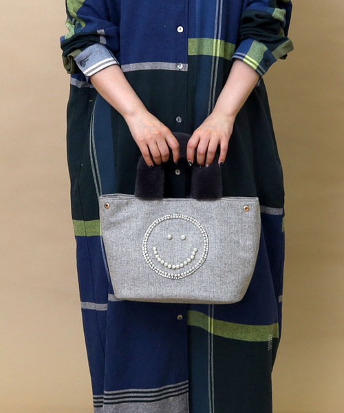 COOCO(クーコ)の「SMILEY パール刺繍xエコファーハンドルトートバッグ(トートバッグ・レディース・グレー/ピンク/グリーン/ベージュ・FREE)」の2枚目の写真