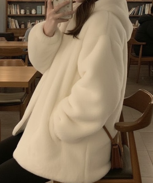 cammie(キャミー)の「フェイクファーフード付きコート(その他アウター・レディース・アイボリー/グレイッシュベージュ・M/L)」の4枚目の写真
