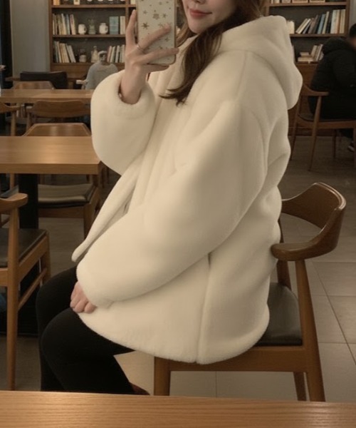 cammie(キャミー)の「フェイクファーフード付きコート(その他アウター・レディース・アイボリー/グレイッシュベージュ・M/L)」の3枚目の写真