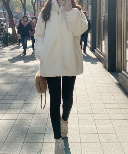 cammie(キャミー)の「フェイクファーフード付きコート(その他アウター・レディース・アイボリー/グレイッシュベージュ・M/L)」の5枚目の写真