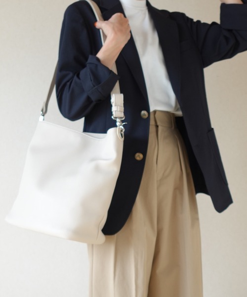 Tomieco（トミエコ）の「縦型ショルダーバッグ シンプルなデザインが人気（ショルダーバッグ・レディース・ブラウン/ベージュ/グレー/ブラック・FREE）」の2枚目の写真
