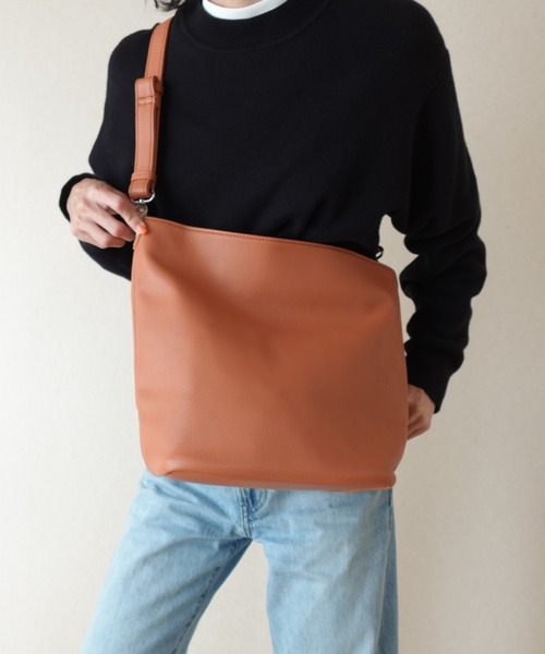 Tomieco（トミエコ）の「縦型ショルダーバッグ シンプルなデザインが人気（ショルダーバッグ・レディース・ブラウン/ベージュ/グレー/ブラック・FREE）」の4枚目の写真