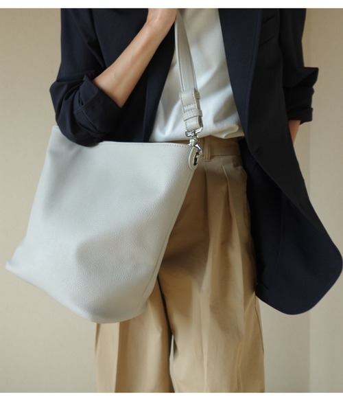 Tomieco（トミエコ）の「縦型ショルダーバッグ シンプルなデザインが人気（ショルダーバッグ・レディース・ブラウン/ベージュ/グレー/ブラック・FREE）」の5枚目の写真