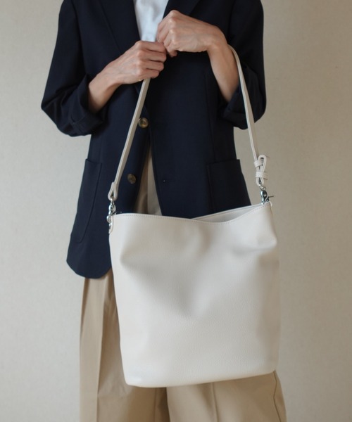 Tomieco（トミエコ）の「縦型ショルダーバッグ シンプルなデザインが人気（ショルダーバッグ・レディース・ブラウン/ベージュ/グレー/ブラック・FREE）」の8枚目の写真