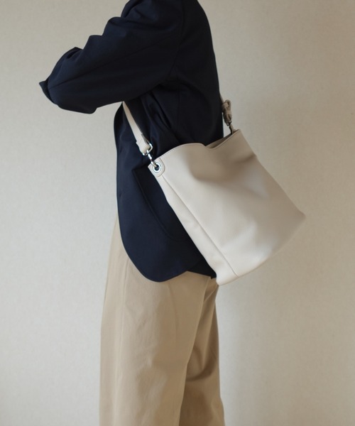 Tomieco（トミエコ）の「縦型ショルダーバッグ シンプルなデザインが人気（ショルダーバッグ・レディース・ブラウン/ベージュ/グレー/ブラック・FREE）」の9枚目の写真