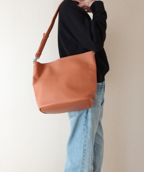 Tomieco（トミエコ）の「縦型ショルダーバッグ シンプルなデザインが人気（ショルダーバッグ・レディース・ブラウン/ベージュ/グレー/ブラック・FREE）」の11枚目の写真