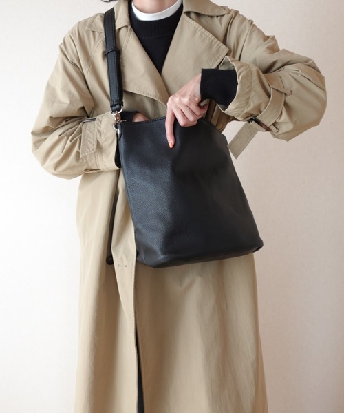 Tomieco（トミエコ）の「縦型ショルダーバッグ シンプルなデザインが人気（ショルダーバッグ・レディース・ブラウン/ベージュ/グレー/ブラック・FREE）」の14枚目の写真