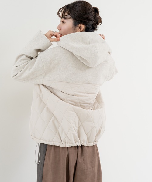 ANNA LUNA(アンナルナ)の「【ANNA LUNA】軽くて暖かい、フェイクウール キルト フードコート(その他アウター・レディース・ベージュ/チャコールグレー・MEDIUM)」の4枚目の写真