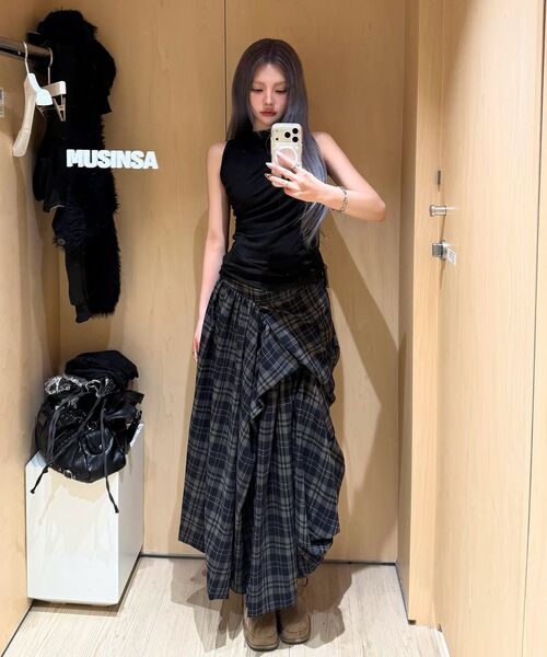 FLAREUP(フレアアップ)の「Asymmetrical Draped Layered Long Skirt (FL-256_Black)(スカート・レディース・ブラック・1/2)」の16枚目の写真
