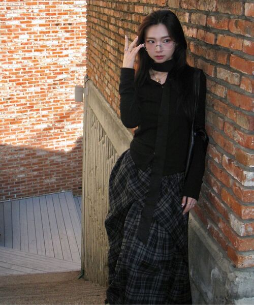 FLAREUP(フレアアップ)の「Asymmetrical Draped Layered Long Skirt (FL-256_Black)(スカート・レディース・ブラック・1/2)」の5枚目の写真