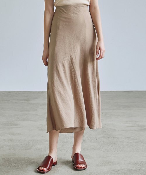 NICK&NICOLE(ニックアンドニコール)の「SATIN LONG SKIRT_BEIGE(スカート・レディース・その他・FREE)」の1枚目の写真