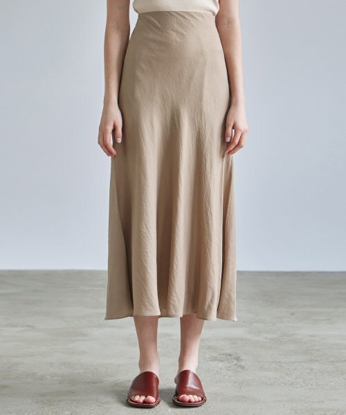 NICK&NICOLE(ニックアンドニコール)の「SATIN LONG SKIRT_BEIGE(スカート・レディース・その他・FREE)」の2枚目の写真