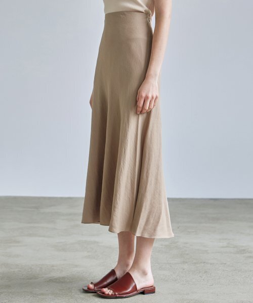 NICK&NICOLE(ニックアンドニコール)の「SATIN LONG SKIRT_BEIGE(スカート・レディース・その他・FREE)」の3枚目の写真