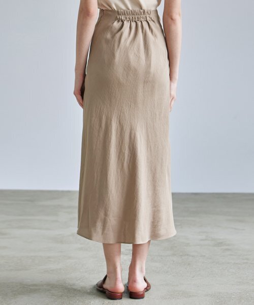 NICK&NICOLE(ニックアンドニコール)の「SATIN LONG SKIRT_BEIGE(スカート・レディース・その他・FREE)」の4枚目の写真