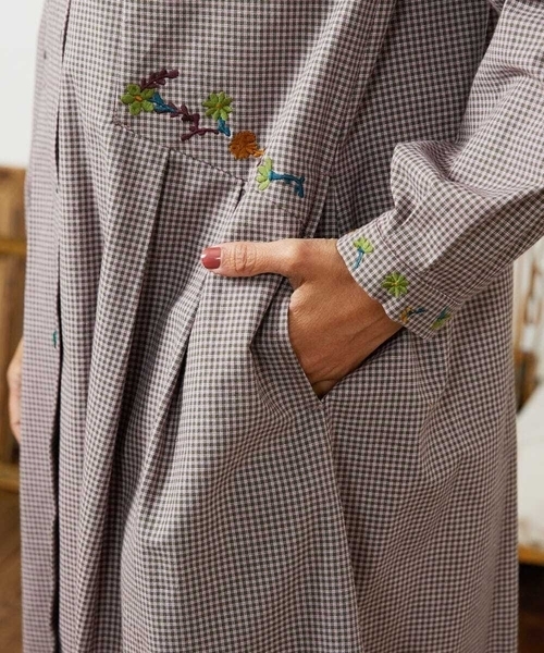 Jocomomola(ホコモモラ)の「Flor pequena チェックフラワー刺繍ワンピース(ワンピース・レディース・グリーン/ライトピンク・40)」の9枚目の写真