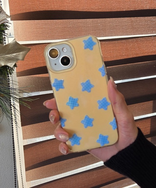 Loco Ocean(ロコオーシャン)の「チェック柄スター ポップ総柄 星 / スマホカバー iPhoneケース ( 12 / 13 / 14 / 15 / 16 / 17 )(スマホケース/カバー・レディース・ピンク/イエロー・iPhone 16/iPhone 15/iPhone 13/14/iPhone 12)」の5枚目の写真
