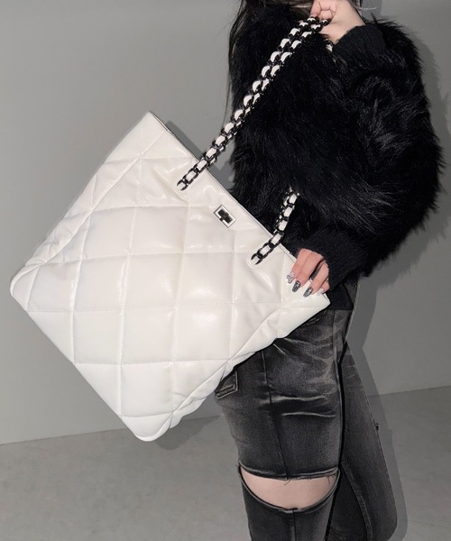 me+em select(ミームセレクト)の「【 A4収納可 】キルティングスクエアチェーンバッグ/ quilted Square Chain Bag(ショルダーバッグ・レディース・アイボリー/ブラック・FREE)」の17枚目の写真