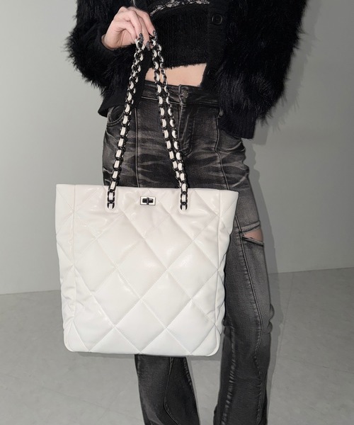 me+em select(ミームセレクト)の「【 A4収納可 】キルティングスクエアチェーンバッグ/ quilted Square Chain Bag(ショルダーバッグ・レディース・アイボリー/ブラック・FREE)」の19枚目の写真