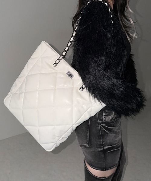 me+em select(ミームセレクト)の「【 A4収納可 】キルティングスクエアチェーンバッグ/ quilted Square Chain Bag(ショルダーバッグ・レディース・アイボリー/ブラック・FREE)」の21枚目の写真