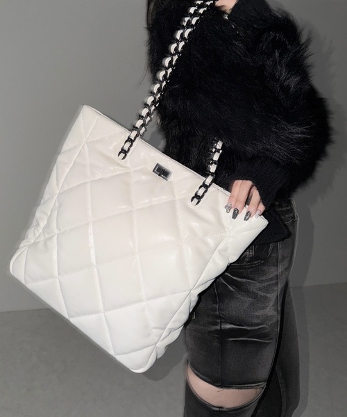 me+em select(ミームセレクト)の「【 A4収納可 】キルティングスクエアチェーンバッグ/ quilted Square Chain Bag(ショルダーバッグ・レディース・アイボリー/ブラック・FREE)」の22枚目の写真