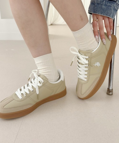 U.S. POLO ASSN.（ユーエスポロアッスン）の「【U.S. POLO ASSN.】カジュアル ローカット レザーライク スニーカー（スニーカー・レディース・ホワイト×ブラック/ベージュ系その他/ネイビー×ホワイト・22.5/23/23.5/24/24.5）」の2枚目の写真